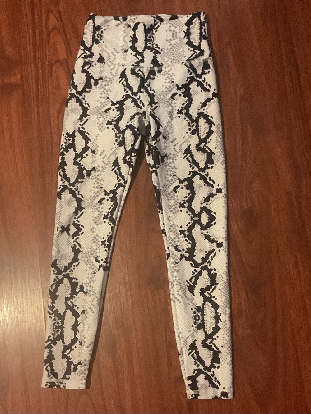 Balance Collection Woman’s Snake Print Leggings - White/Black